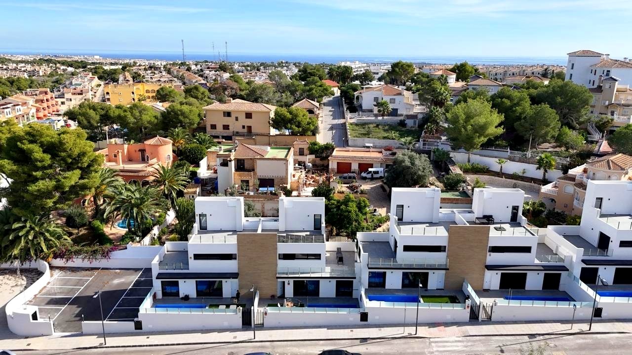 Bedroom in villa for sale in Villamartin