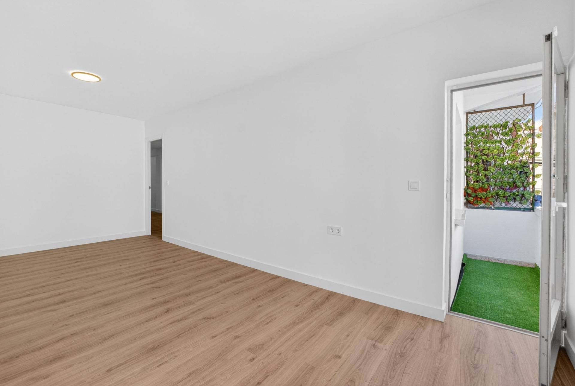 Renovated 3-bedroom apartment in Torrevieja Fully renovated apartment for sale in Torrevieja, located on the first floor without lift, ideal for those looking for a modern property ready to move into without the need for any renovation work