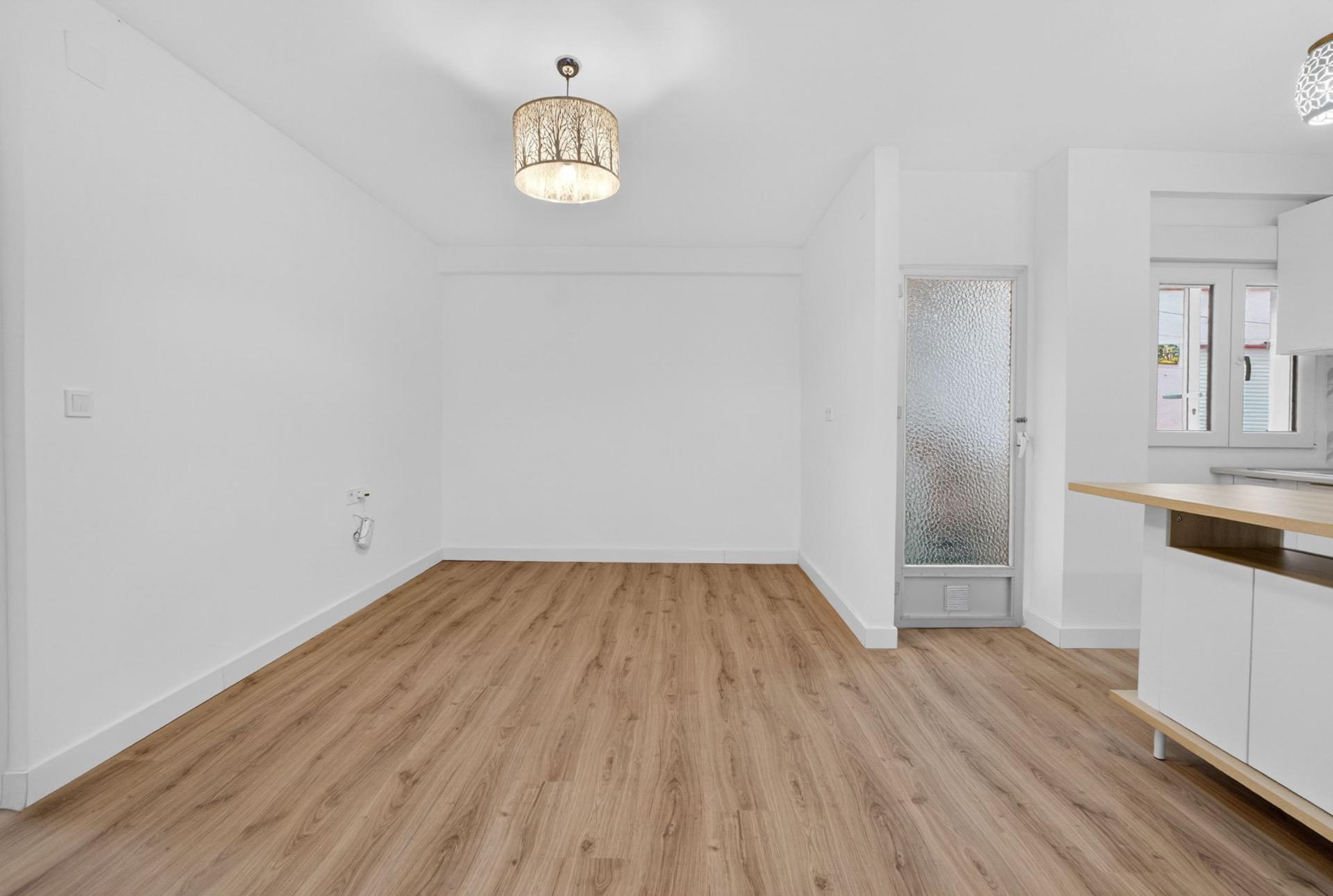 Renovated 3-bedroom apartment in Torrevieja Fully renovated apartment for sale in Torrevieja, located on the first floor without lift, ideal for those looking for a modern property ready to move into without the need for any renovation work