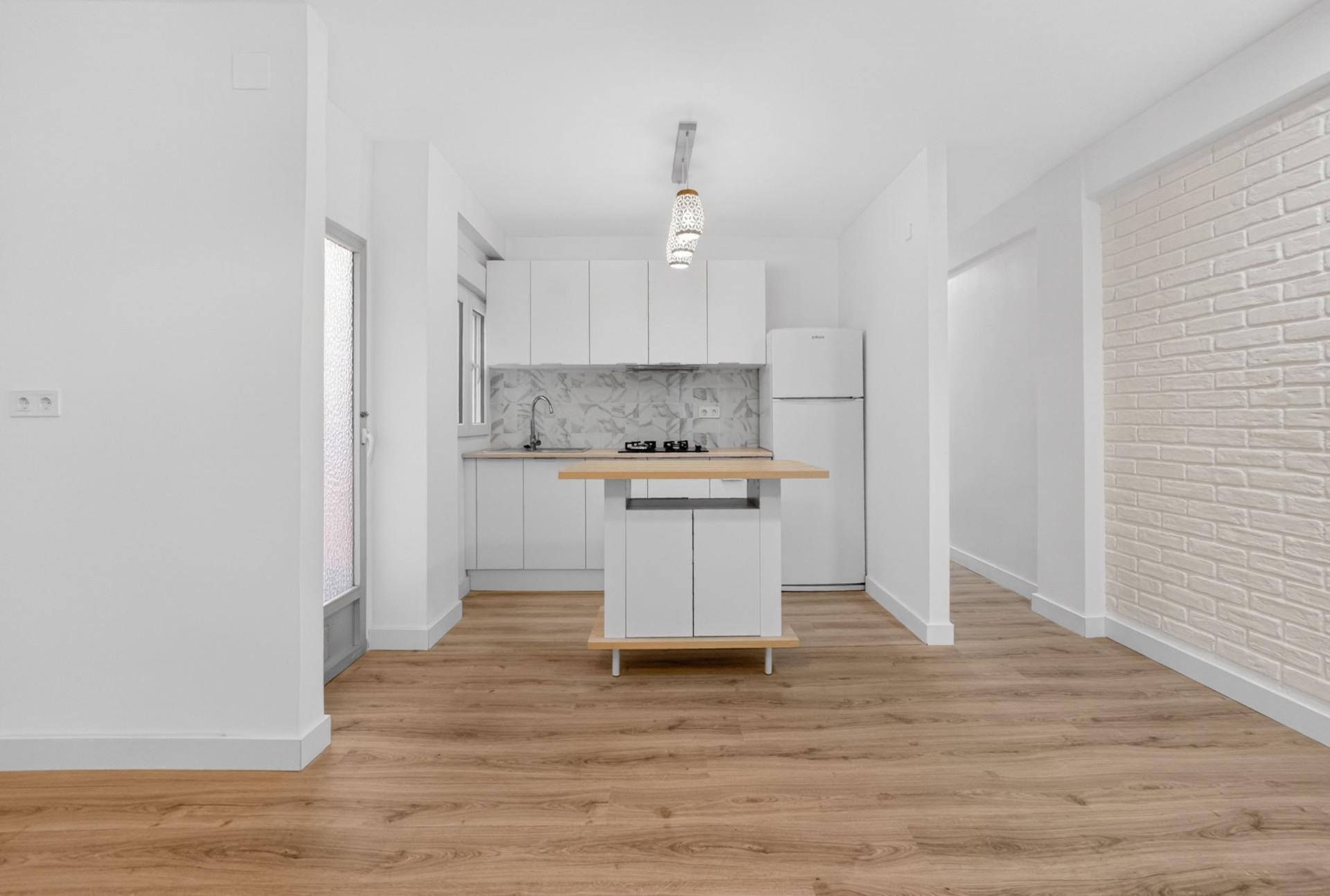 Renovated 3-bedroom apartment in Torrevieja Fully renovated apartment for sale in Torrevieja, located on the first floor without lift, ideal for those looking for a modern property ready to move into without the need for any renovation work