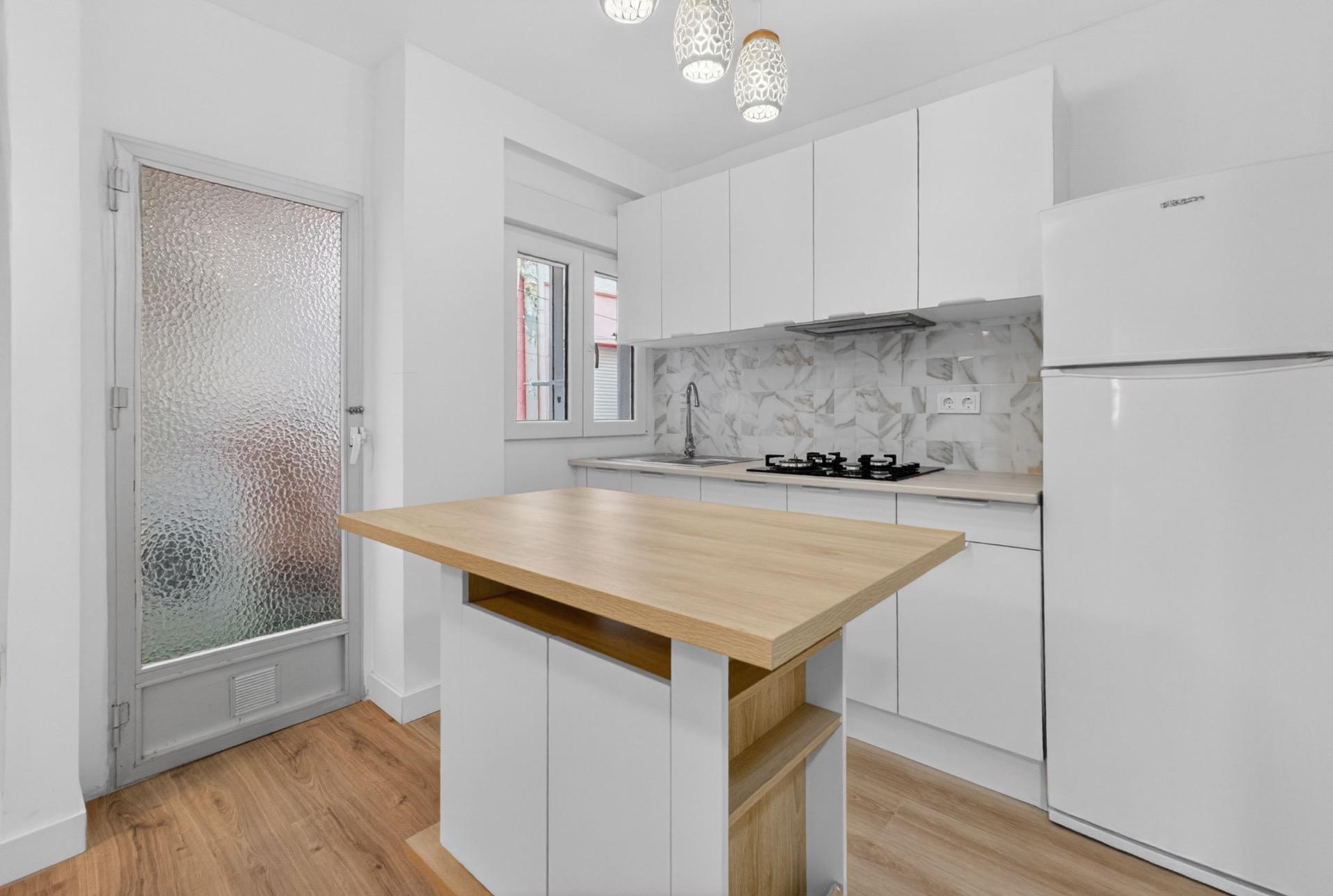 Renovated 3-bedroom apartment in Torrevieja Fully renovated apartment for sale in Torrevieja, located on the first floor without lift, ideal for those looking for a modern property ready to move into without the need for any renovation work