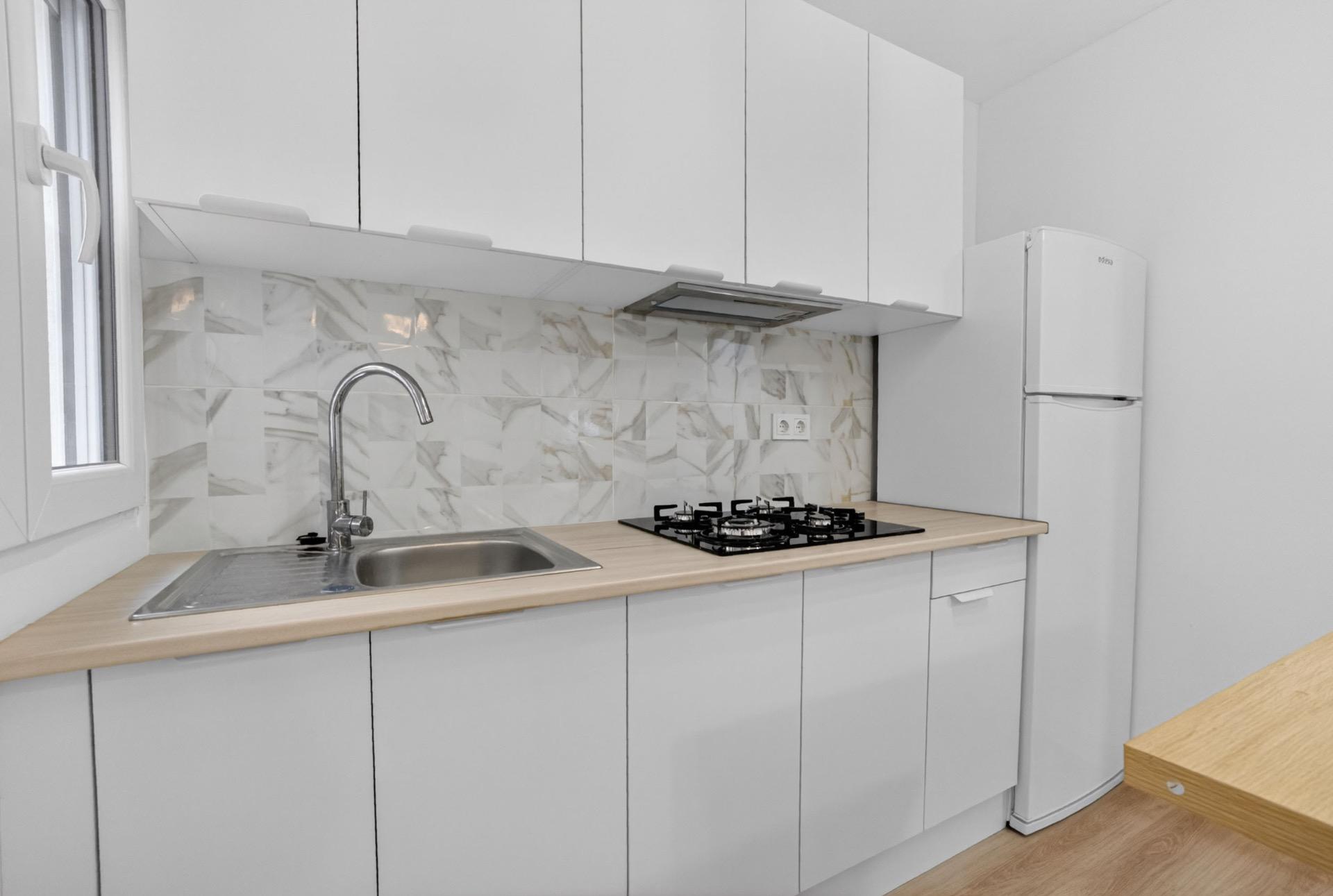 Renovated 3-bedroom apartment in Torrevieja Fully renovated apartment for sale in Torrevieja, located on the first floor without lift, ideal for those looking for a modern property ready to move into without the need for any renovation work