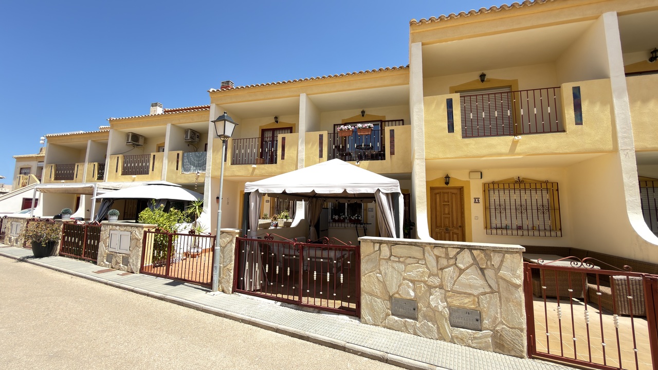 Townhouse spazjuż bi 3 ħabitiet u veduti tal-baħar f'La Zenia