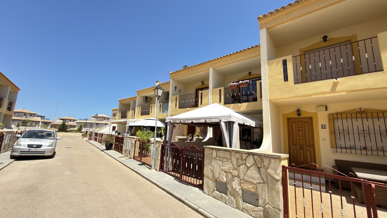 Townhouse spazjuż bi 3 ħabitiet u veduti tal-baħar f'La Zenia