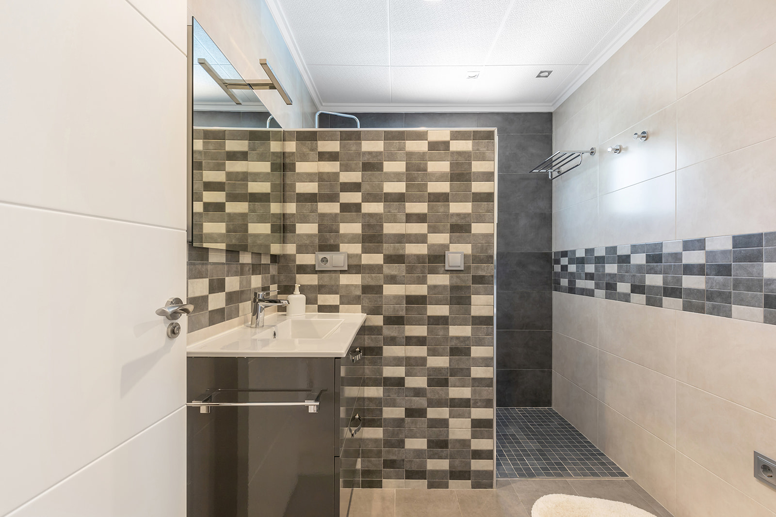 Bedroom in villa for sale in Orihuela Costa