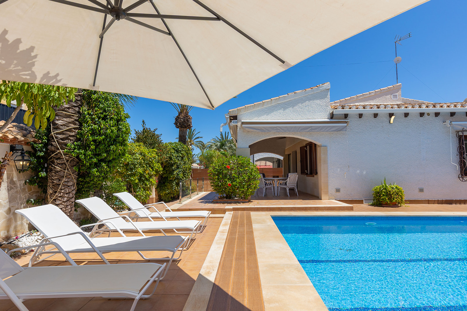 Dining area in villa for sale in Orihuela Costa