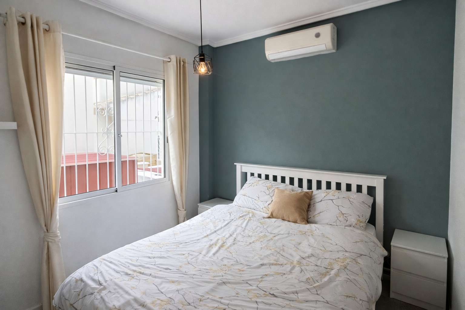 Bedroom in villa for sale in Rojales