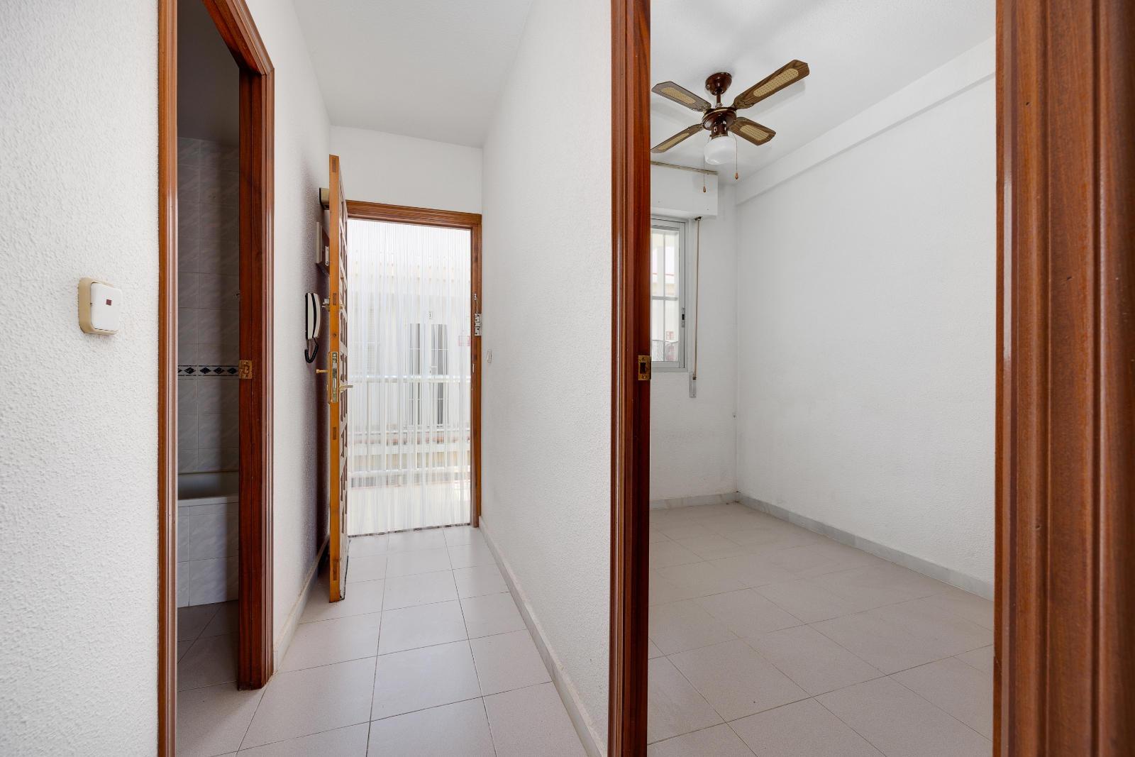 Bedroom in apartment for sale in Torrevieja