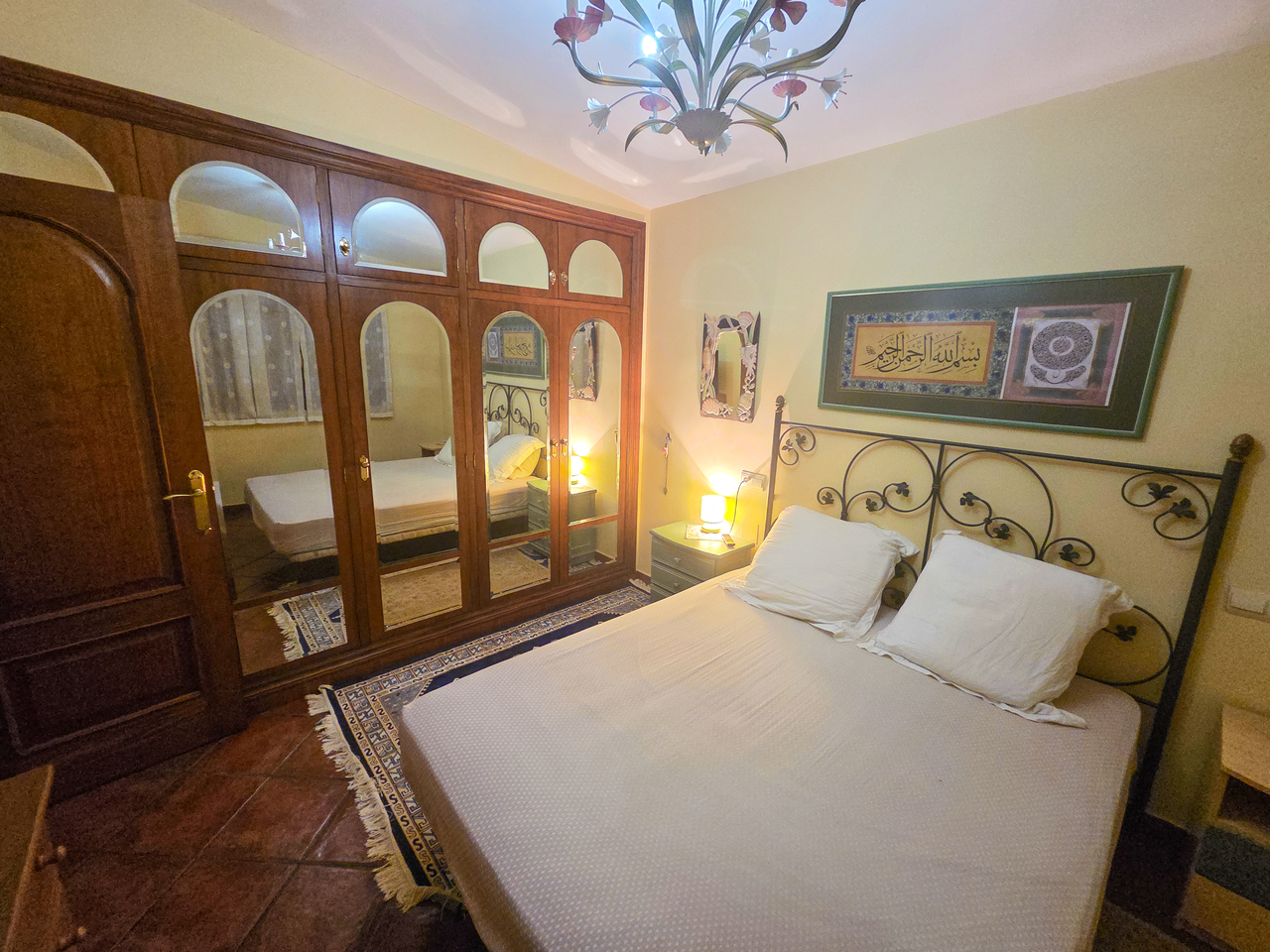 Bedroom in villa for sale in Elche