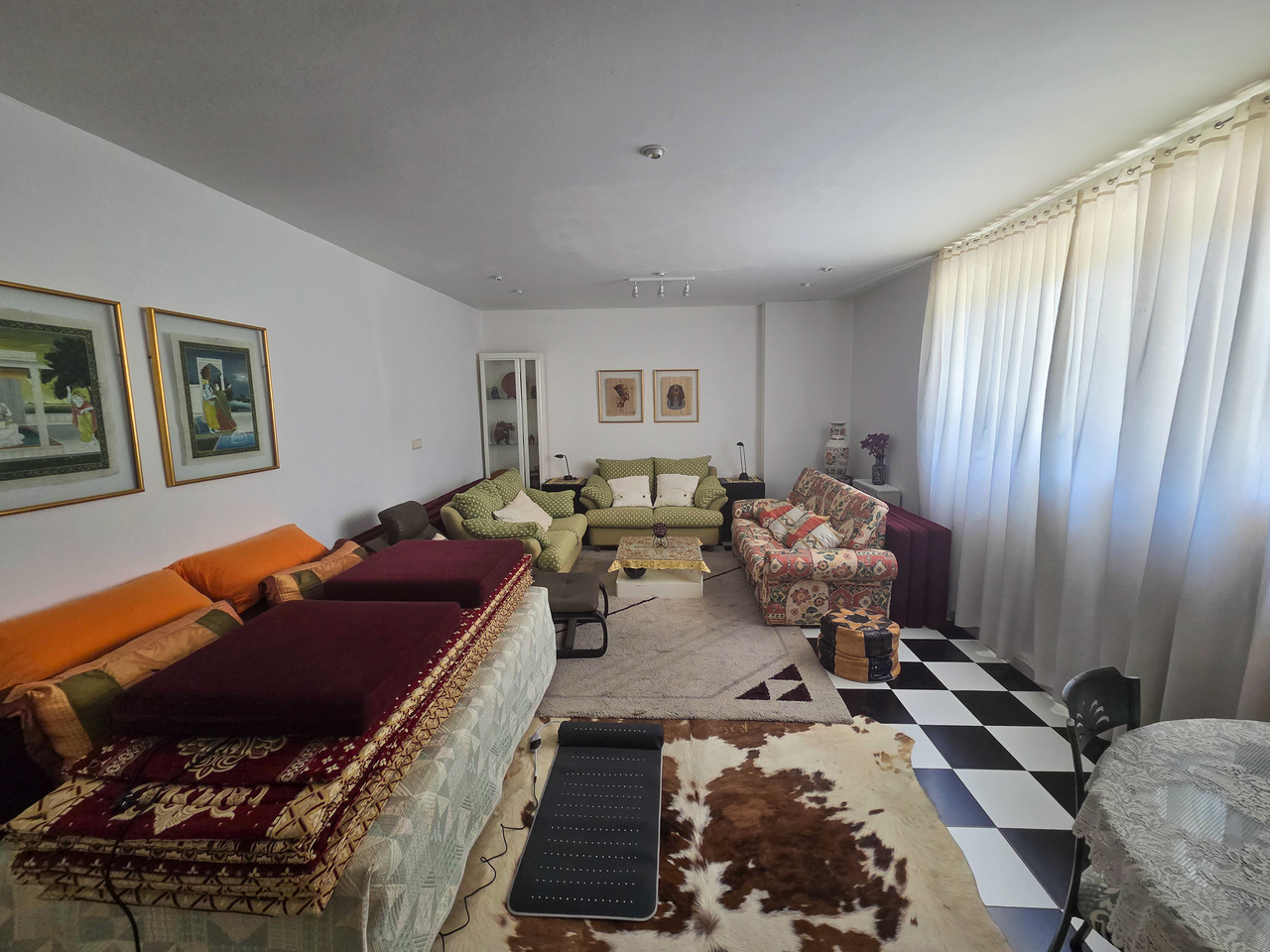 Master bedroom in villa for sale in Elche