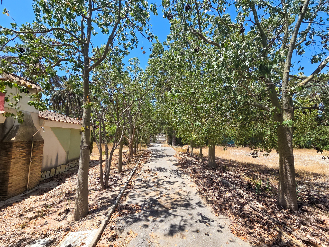 Bedroom in villa for sale in Elche