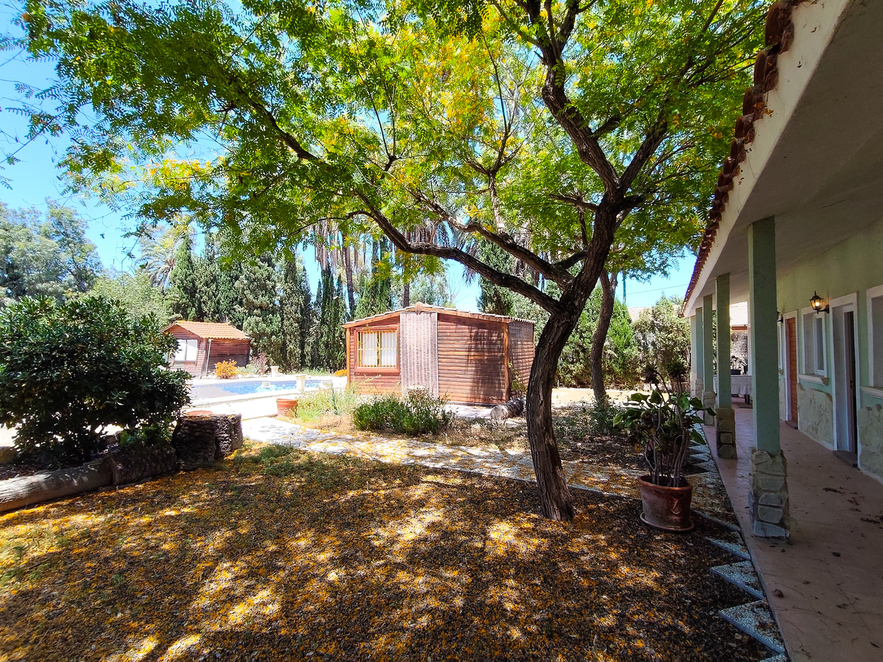 Master bedroom in villa for sale in Elche