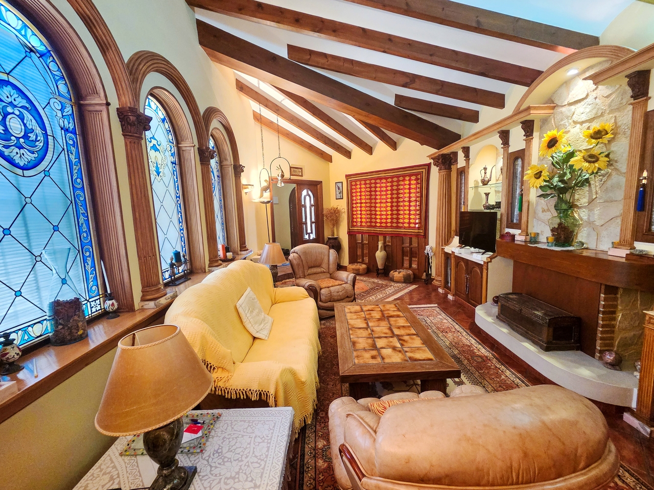 Bedroom in villa for sale in Elche