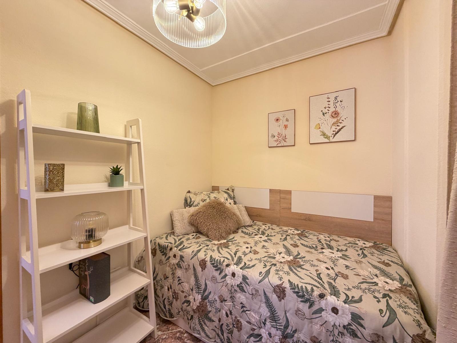 Bedroom in apartment for sale in Torrevieja