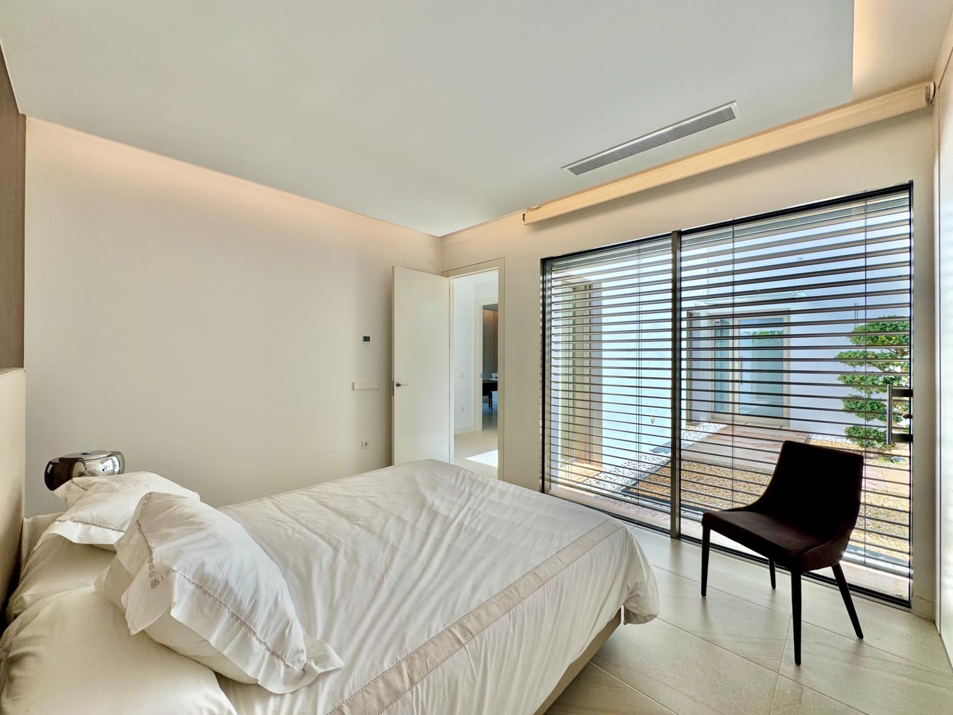 Master bedroom in villa for sale in Orihuela