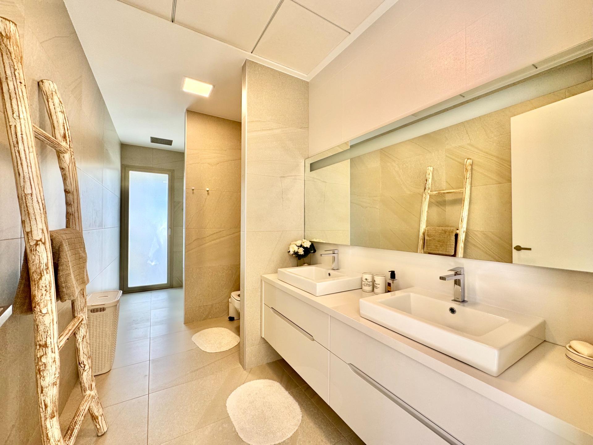 Bathroom in villa for sale in Orihuela