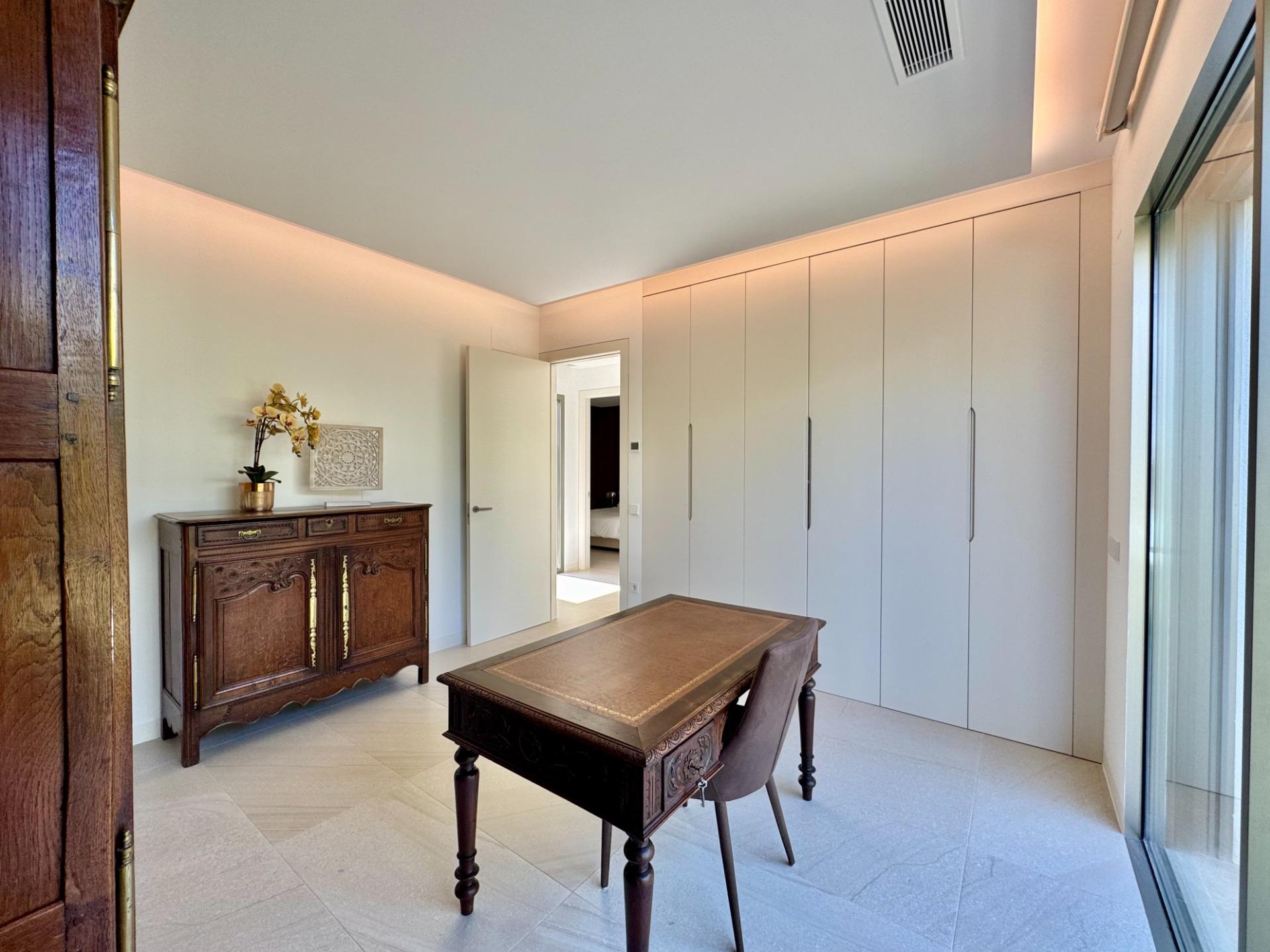 Bedroom in villa for sale in Orihuela