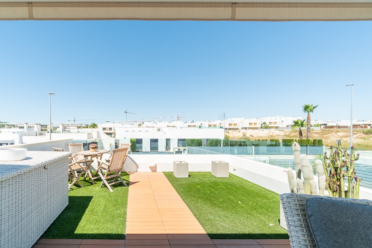 Master bedroom in villa for sale in Vistabella Golf Entre Naranjos