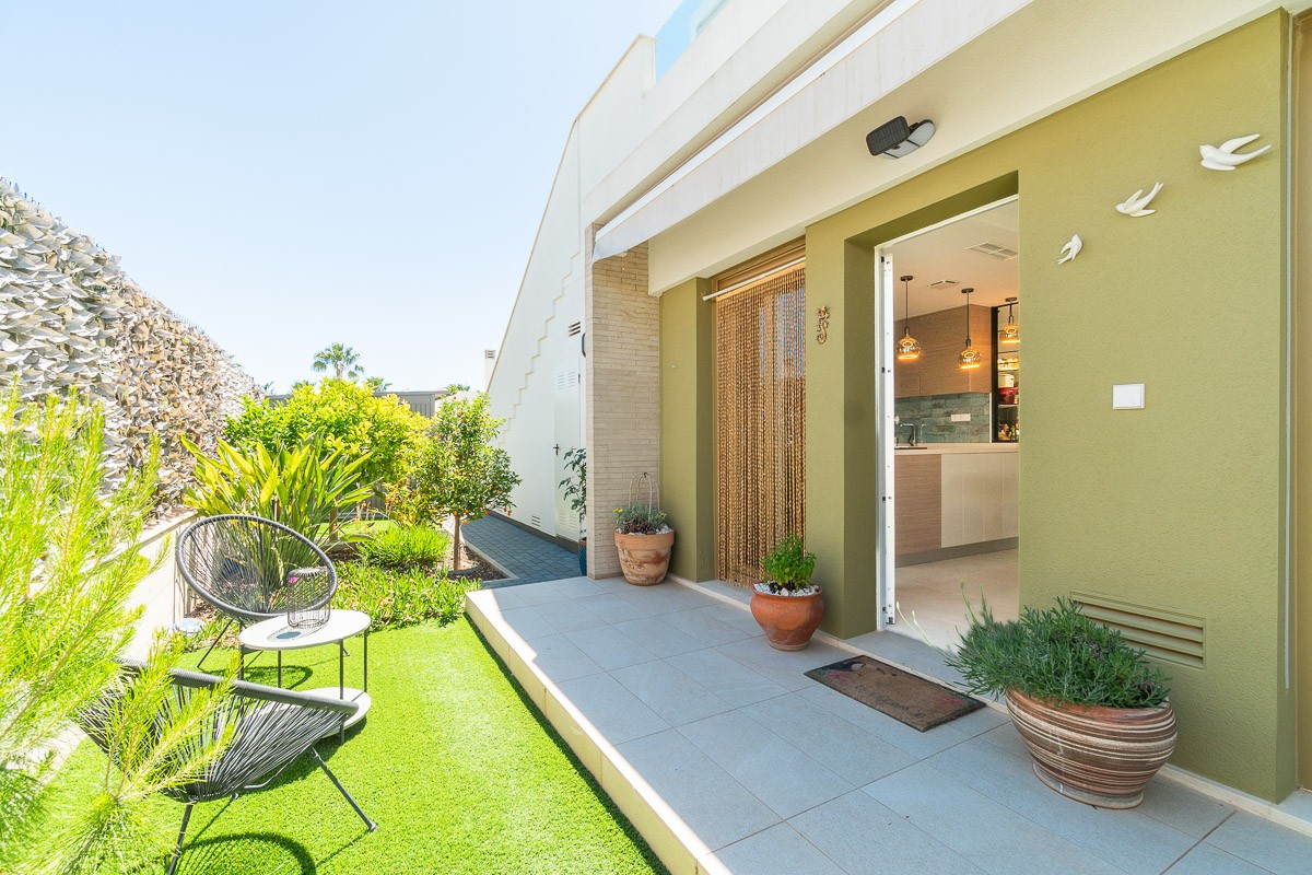 Garden in villa for sale in Vistabella Golf Entre Naranjos