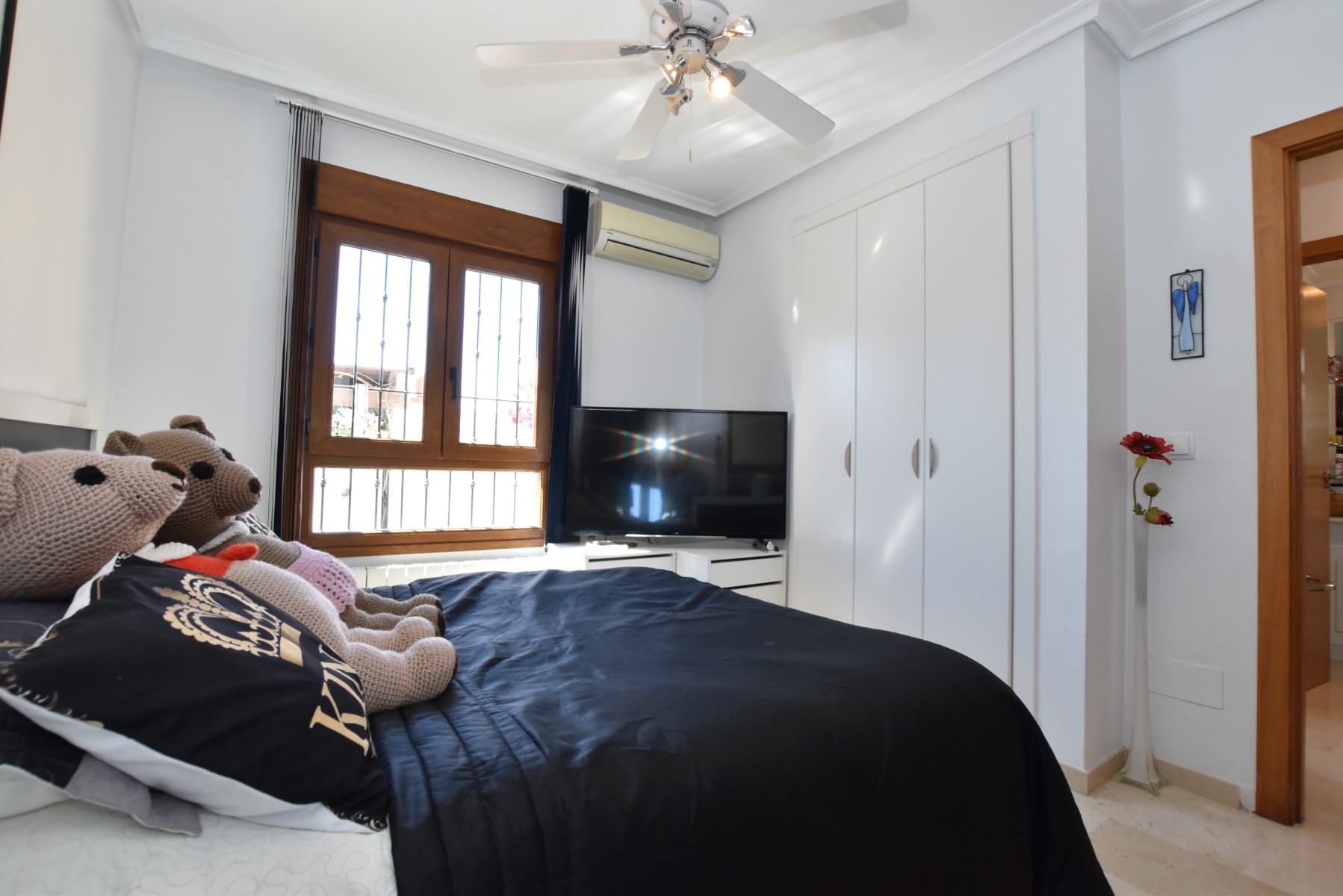 Master bedroom in villa for sale in Algorfa