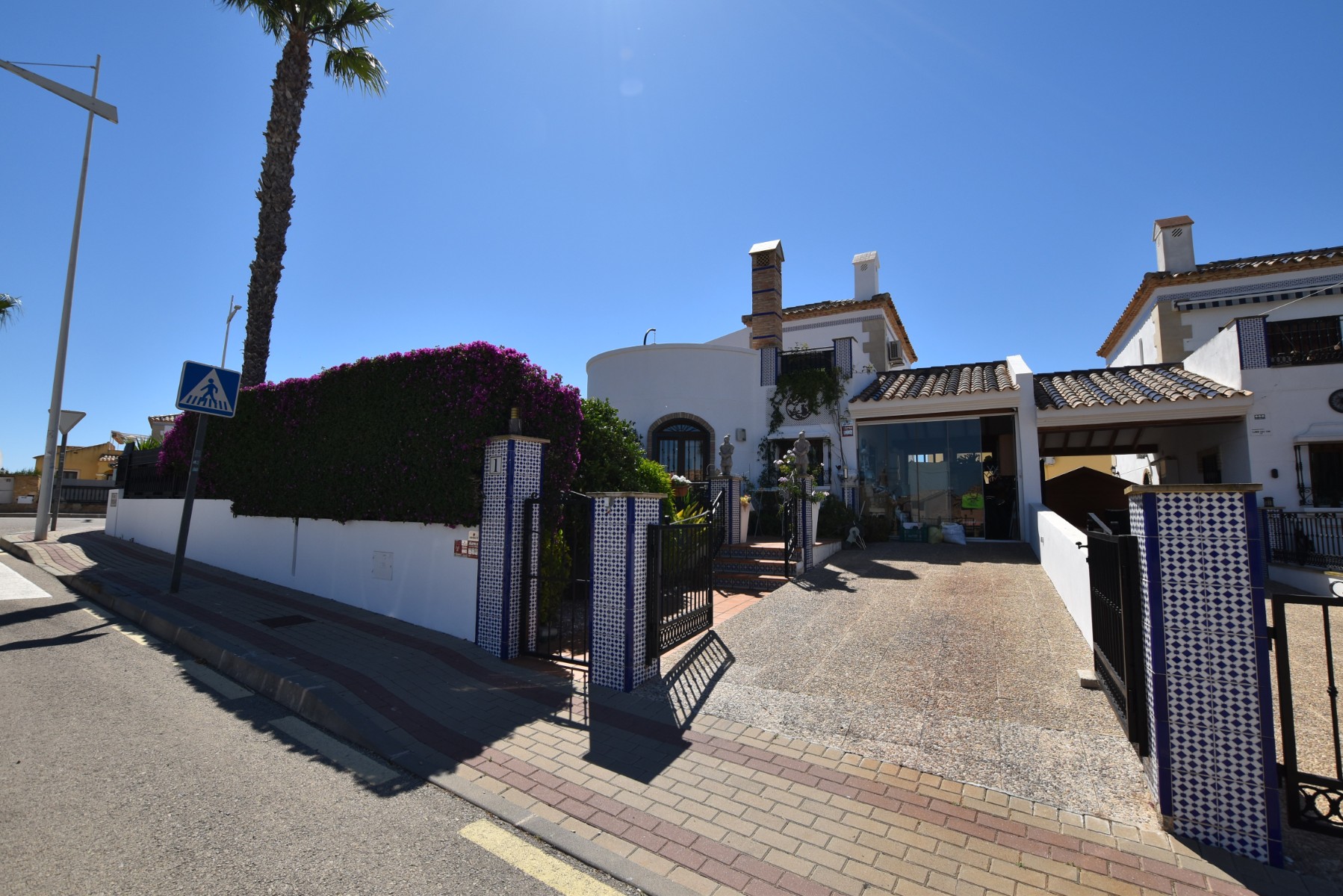 Master bedroom in villa for sale in Algorfa