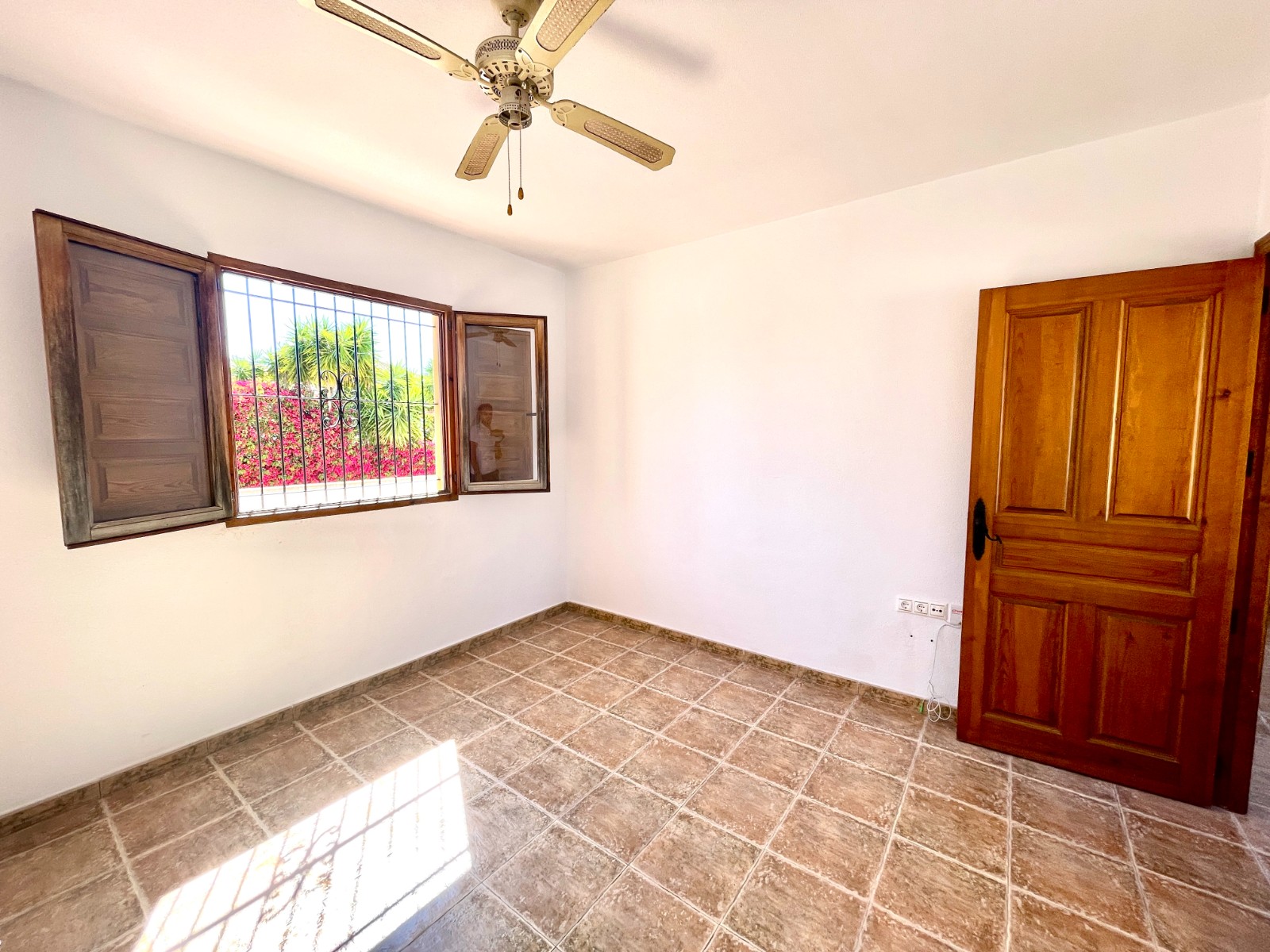 Pool area in villa for sale in Catral
