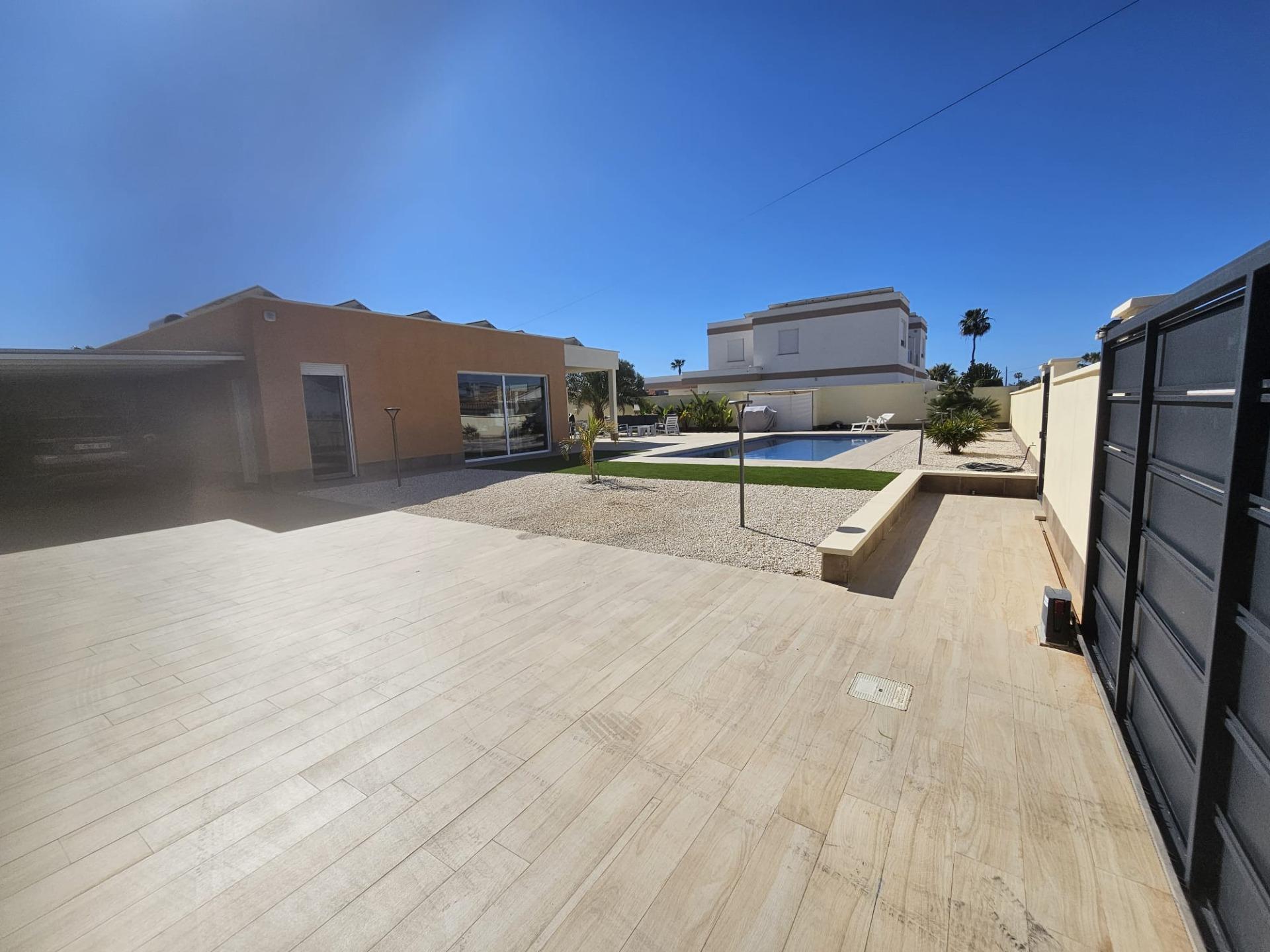 Garden in villa for sale in Torrevieja