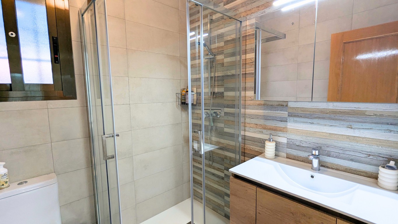 Bathroom in villa for sale in Bigastro