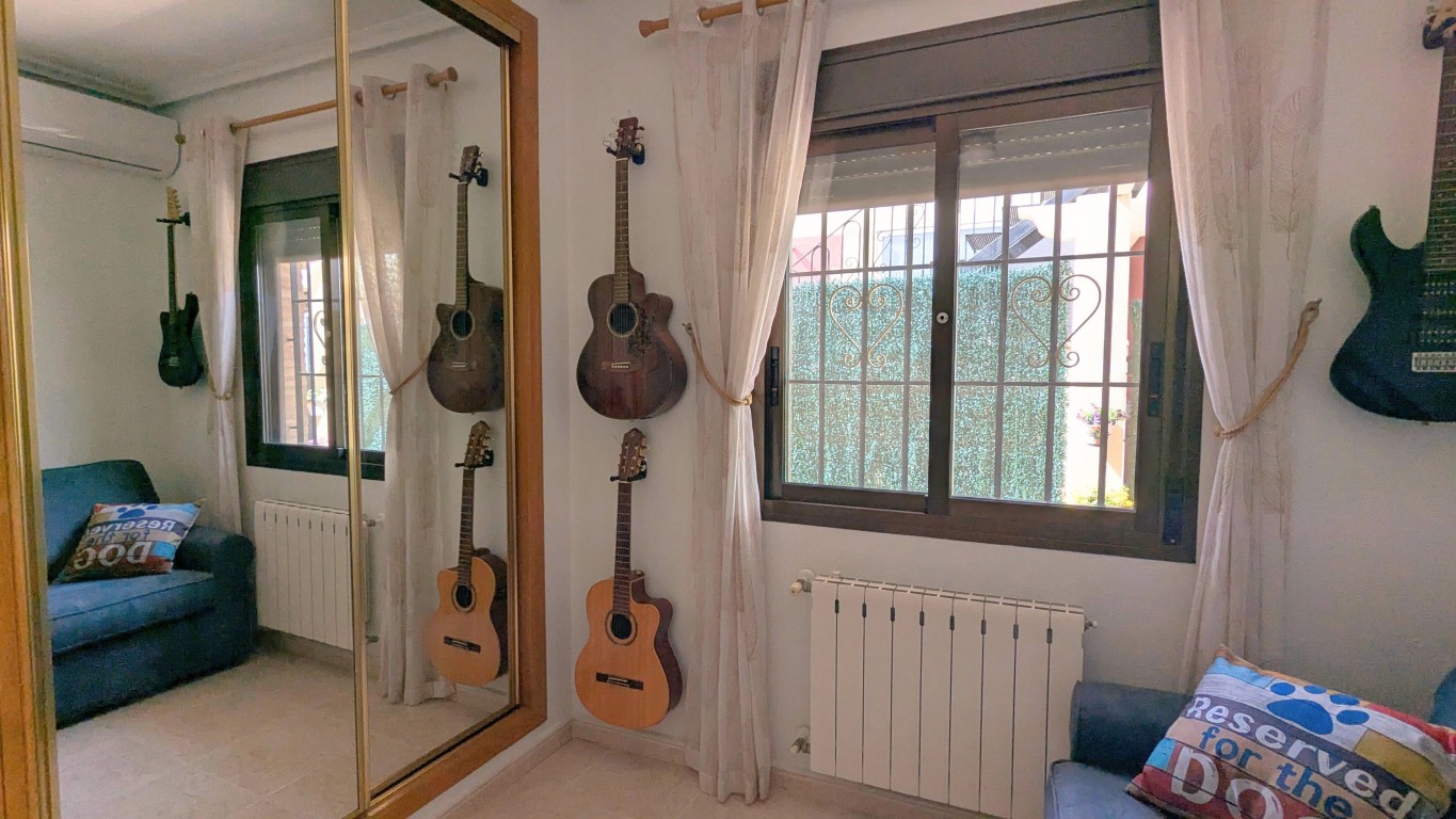 Bedroom in villa for sale in Bigastro