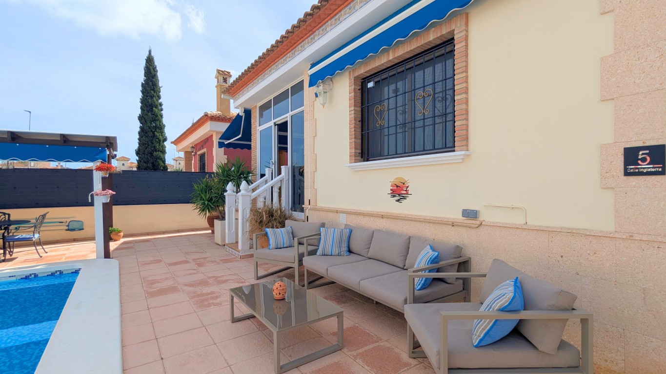 Pool area in villa for sale in Bigastro