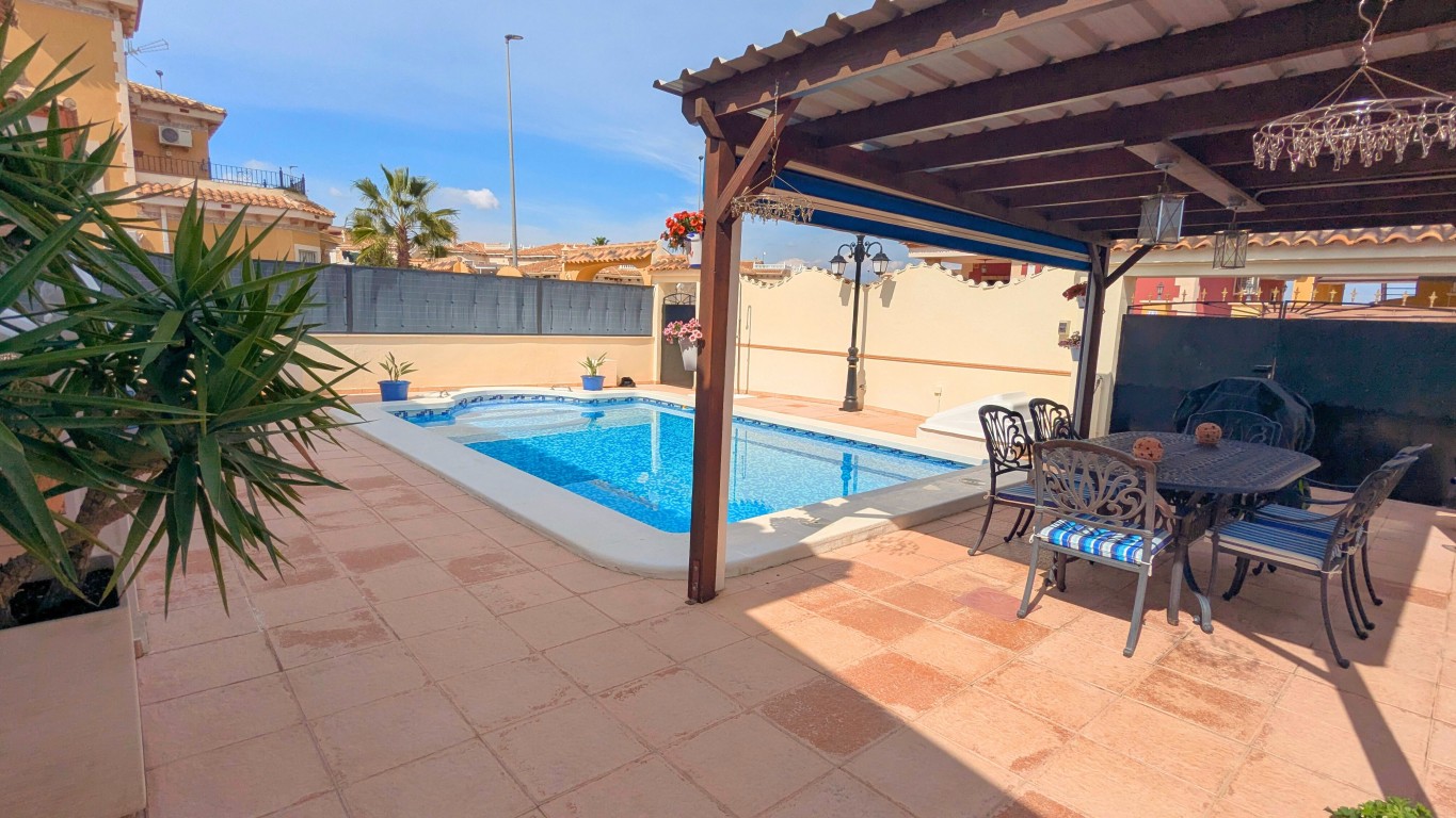 Garden in villa for sale in Bigastro