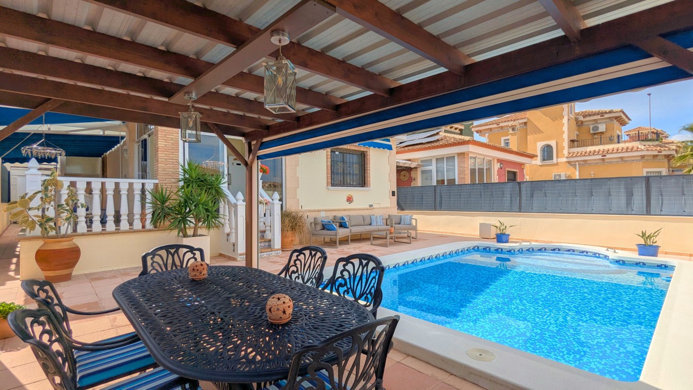 Dining area in villa for sale in Bigastro