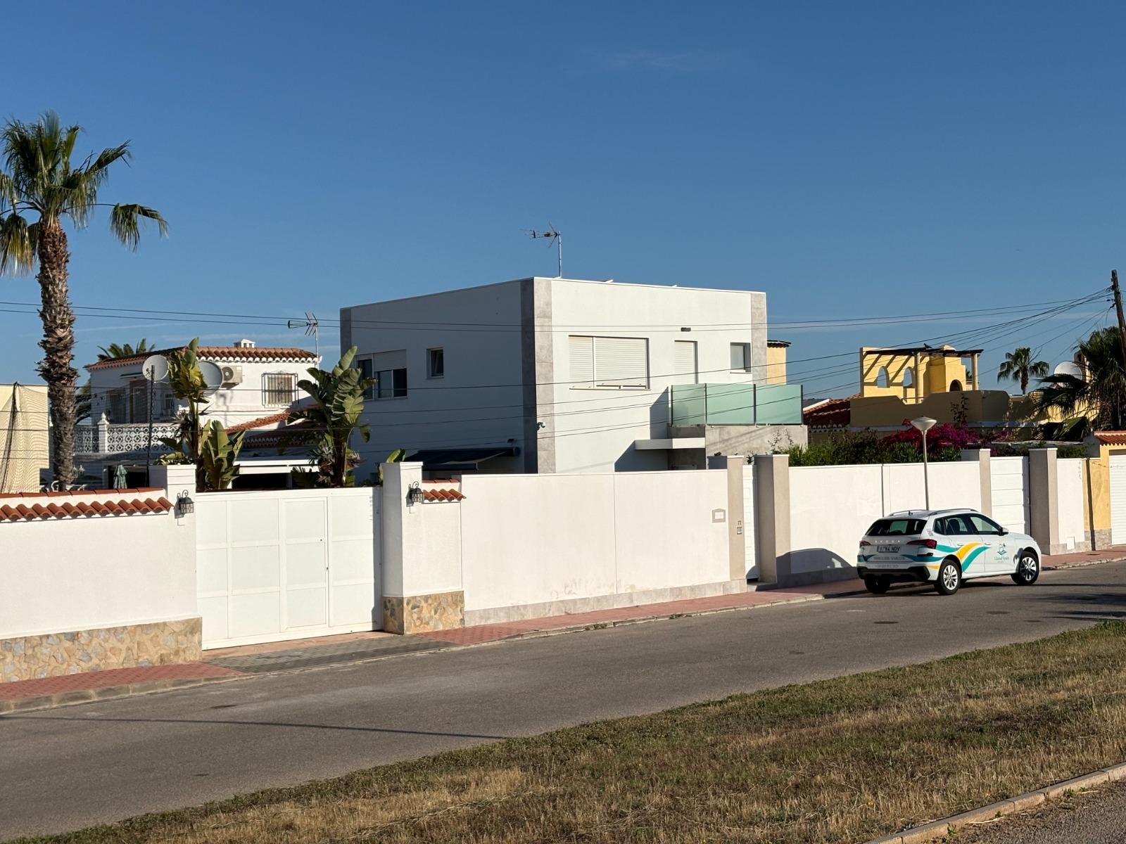 Terrace in villa for sale in Torrevieja