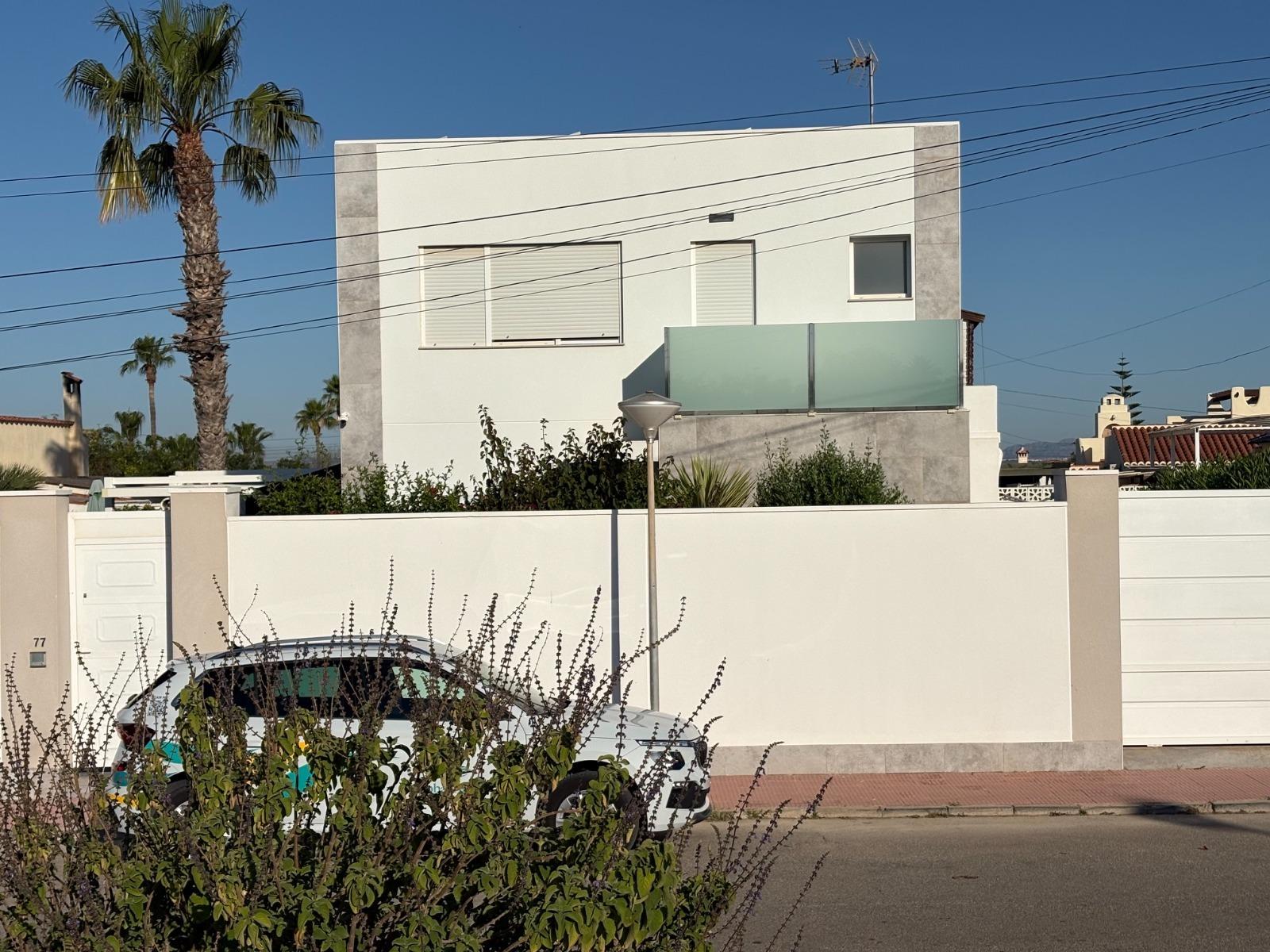 Pool area in villa for sale in Torrevieja