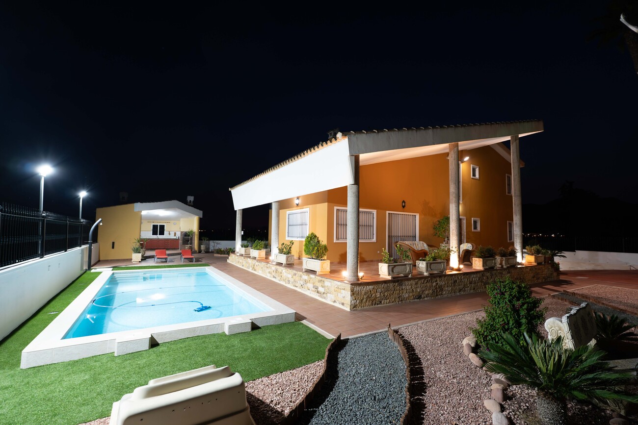 Bedroom in finca for sale in Orihuela