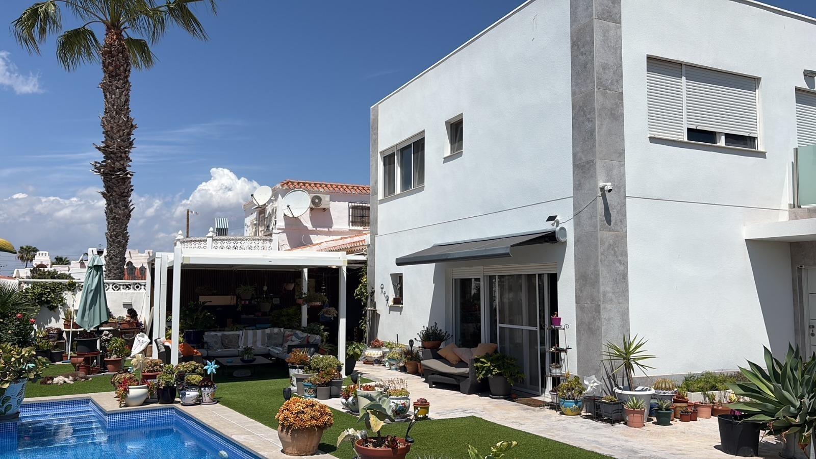 Villa de Luxo com Jardim: Onde o Design Moderno Encontra o Conforto ao Ar Livre