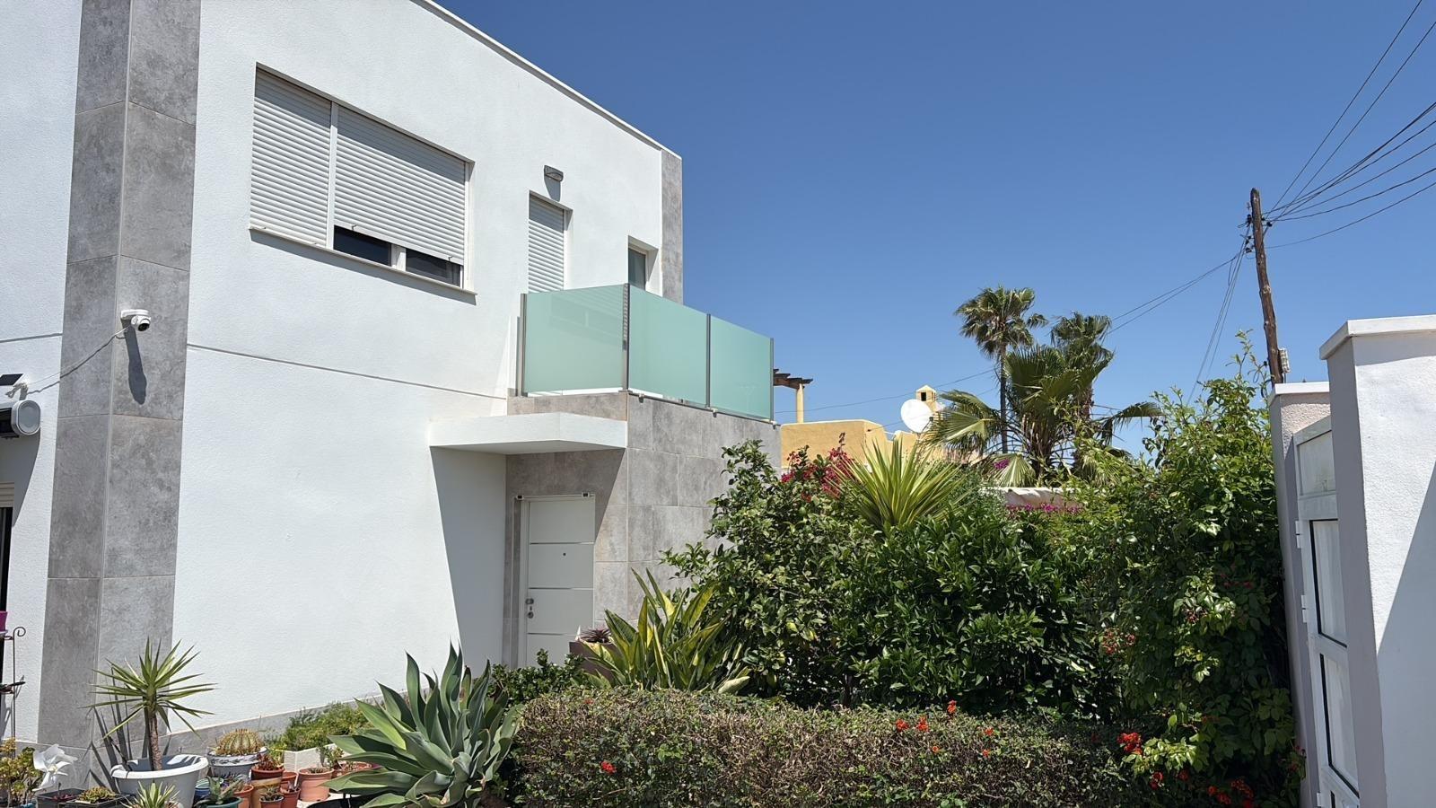 Villa de Luxo com Jardim: Onde o Design Moderno Encontra o Conforto ao Ar Livre