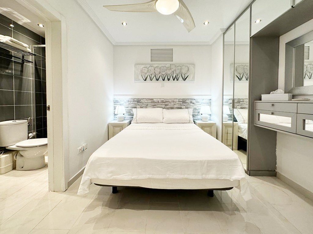Master bedroom in villa for sale in San Miguel de Salinas