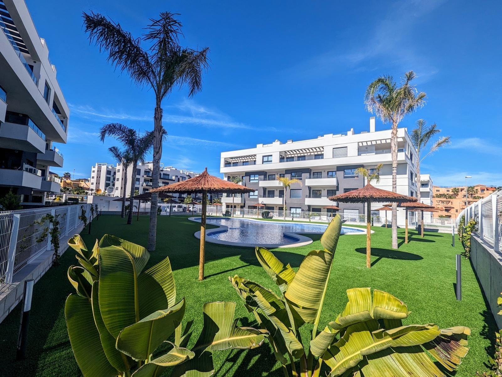 Soleil et tranquillité au cœur de Villamartín : Une résidence de luxe au sommet de la Costa Blanca