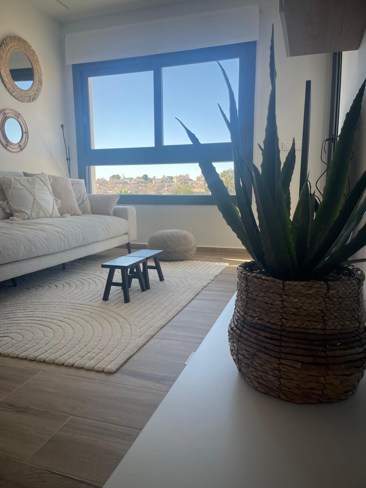 Soleil et tranquillité au cœur de Villamartín : Une résidence de luxe au sommet de la Costa Blanca