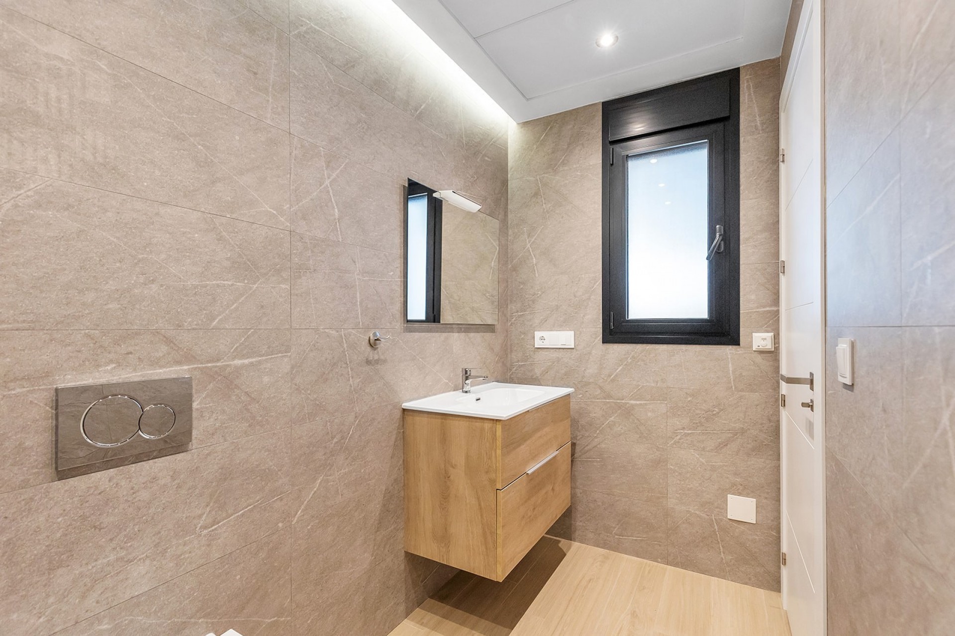 Master bedroom in villa for sale in Benijofar