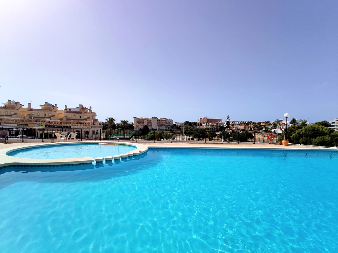 Master bedroom in apartment for sale in La Zenia