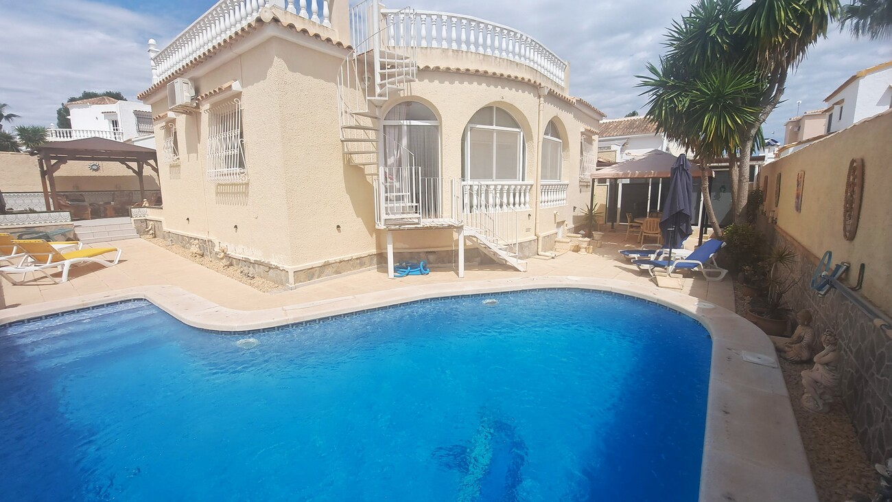 Villa Séduisante à Villamartin : Piscine Privée, Vue sur la Mer et Confort Moderne