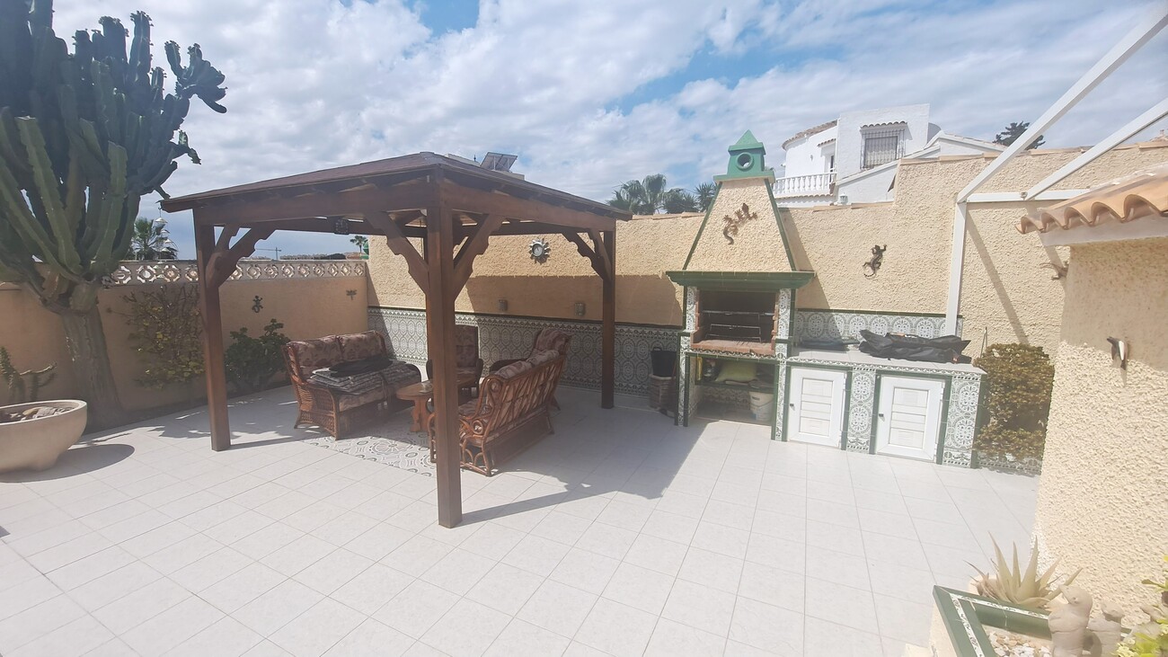Villa Séduisante à Villamartin : Piscine Privée, Vue sur la Mer et Confort Moderne