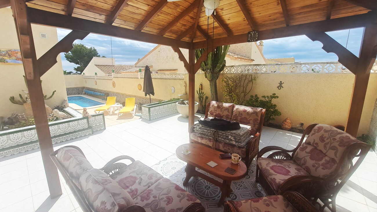 Villa Séduisante à Villamartin : Piscine Privée, Vue sur la Mer et Confort Moderne