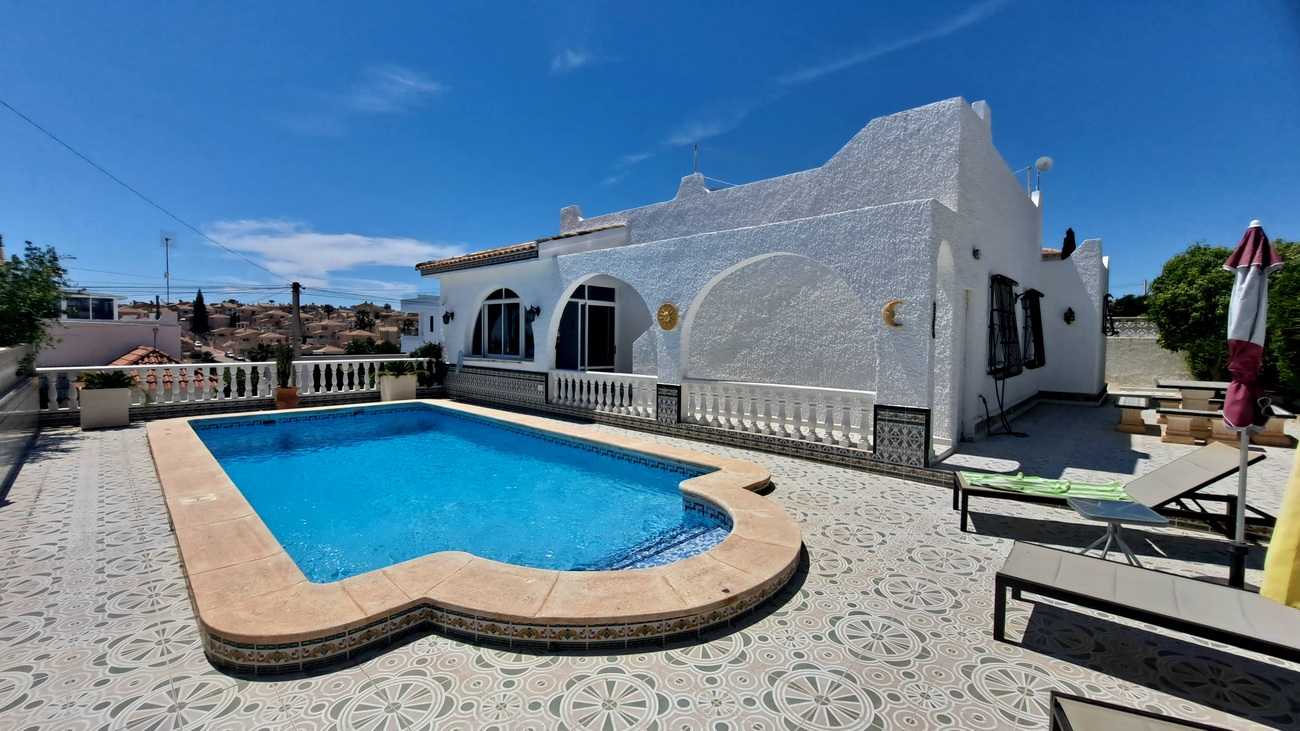 Garden in villa for sale in San Miguel de Salinas