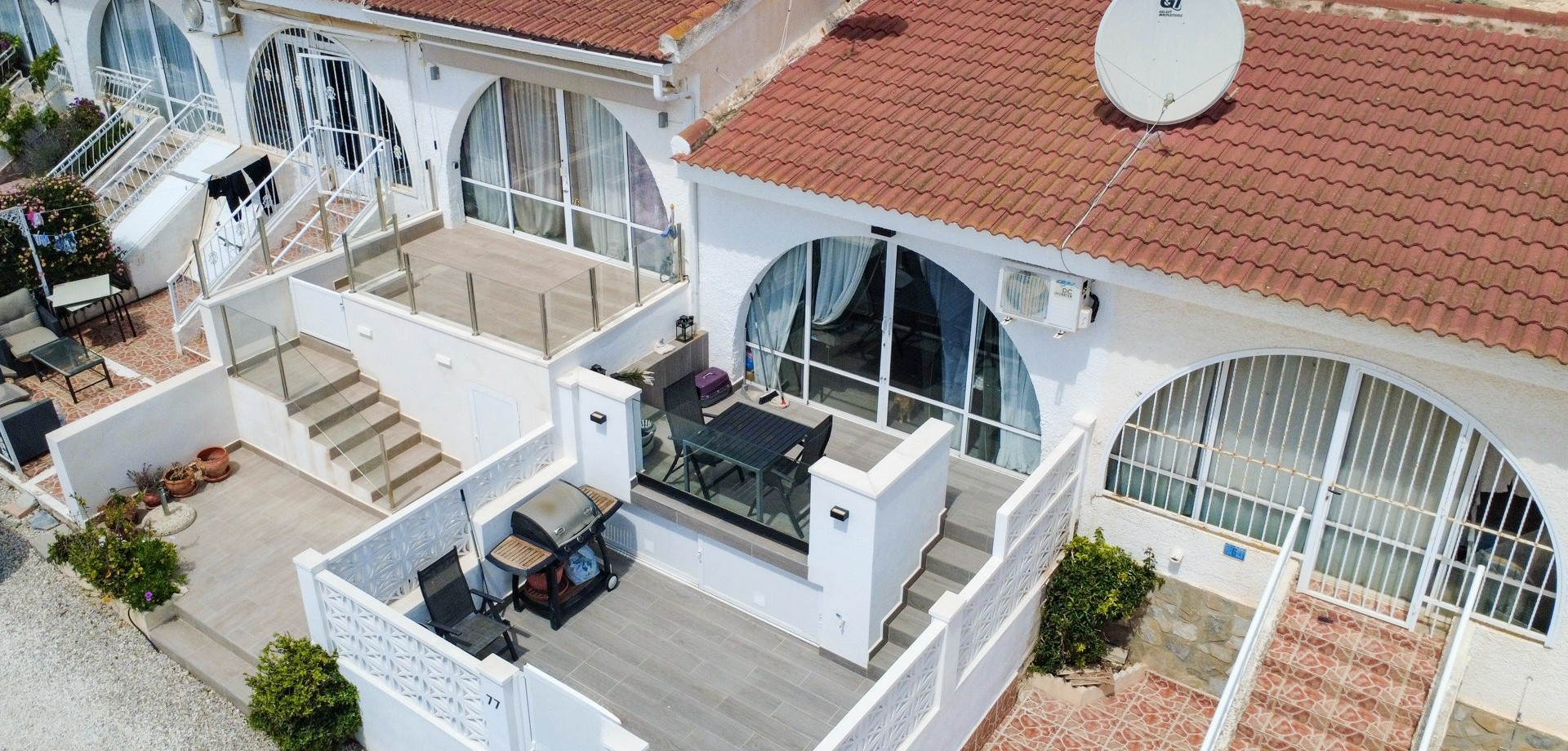 Ανακαινισμένο Bungalow με Μεγάλη Νότια Βεράντα στην Κοινότητα Scandia – Πλήρως Εξοπλισμένο