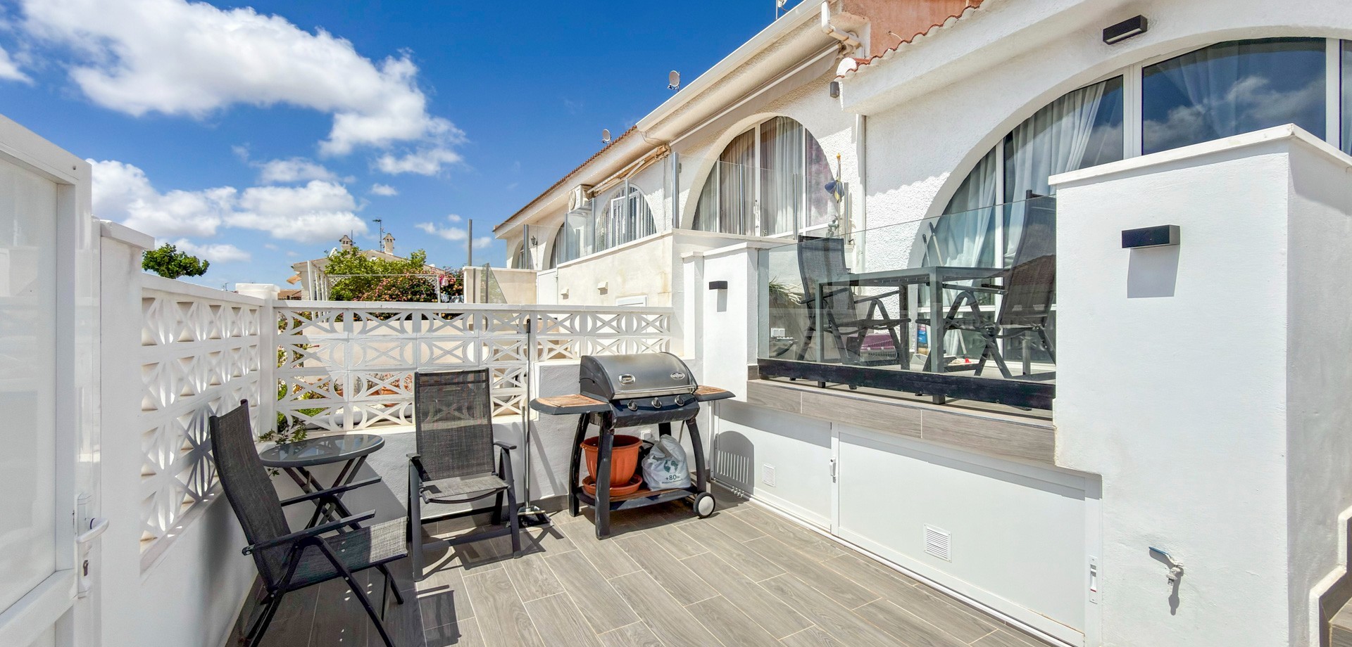 Ανακαινισμένο Bungalow με Μεγάλη Νότια Βεράντα στην Κοινότητα Scandia – Πλήρως Εξοπλισμένο