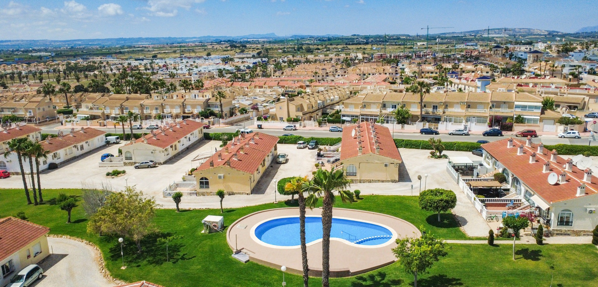 Ανακαινισμένο Bungalow με Μεγάλη Νότια Βεράντα στην Κοινότητα Scandia – Πλήρως Εξοπλισμένο