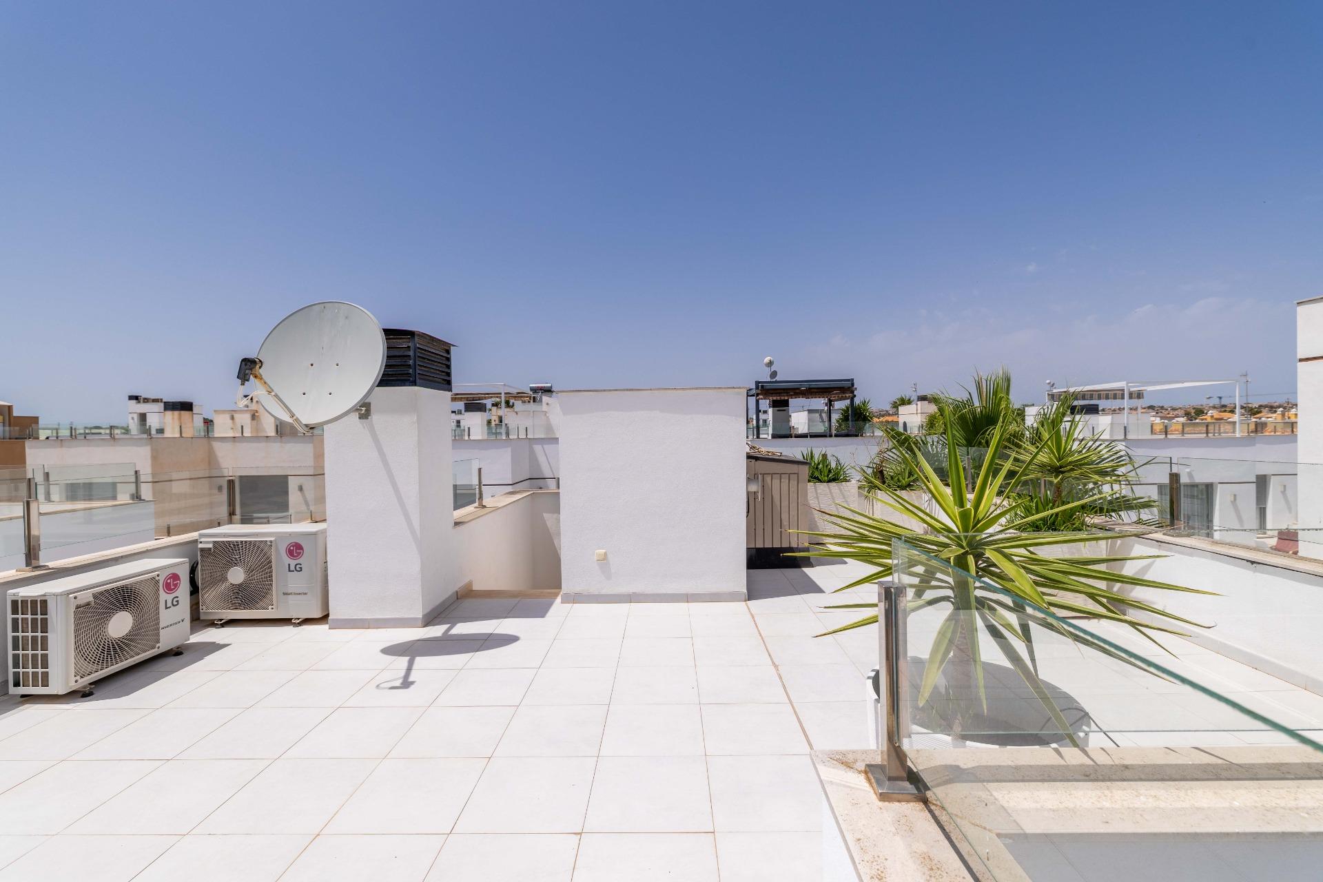 Pool area in villa for sale in Rojales